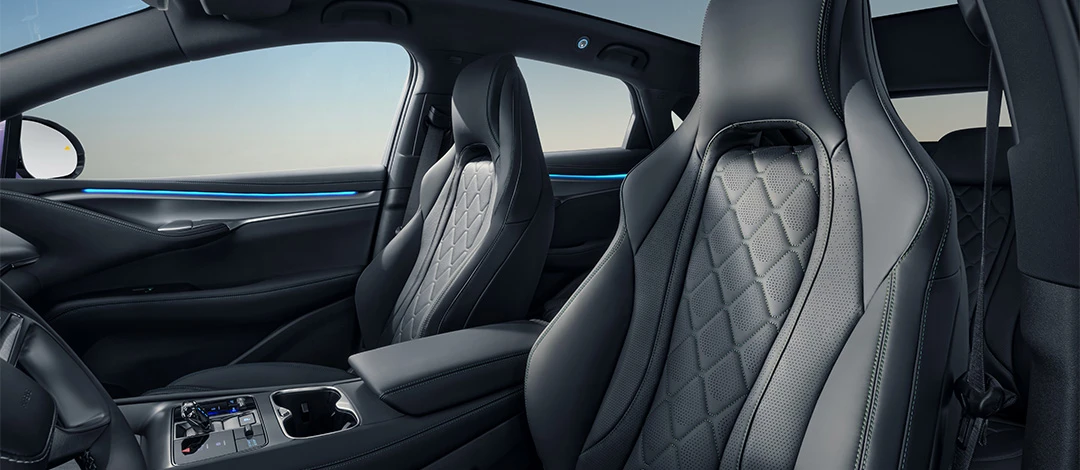 Interior Baris Pertama (Ergonomis & Sporty)